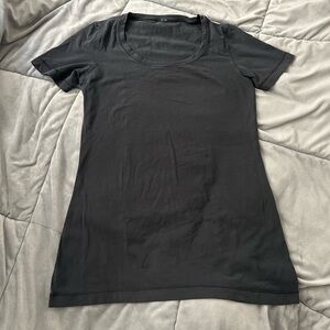 Lululemon black tee
